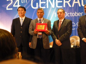 Kalyanmoy Deb (center), with (left) Mr. Bai Chunli, President of TWAS and President of Chinese Academy of Sciences, and (right) Mr. Lino Barañao, Argentinian Minister of Science, Technology and Innovation. 